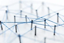 Netzwerk aus blauen F&auml;den und N&auml;geln