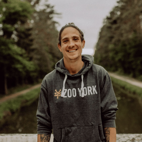 L&auml;chelnde Person im Zoo-York-Hoodie im Freien