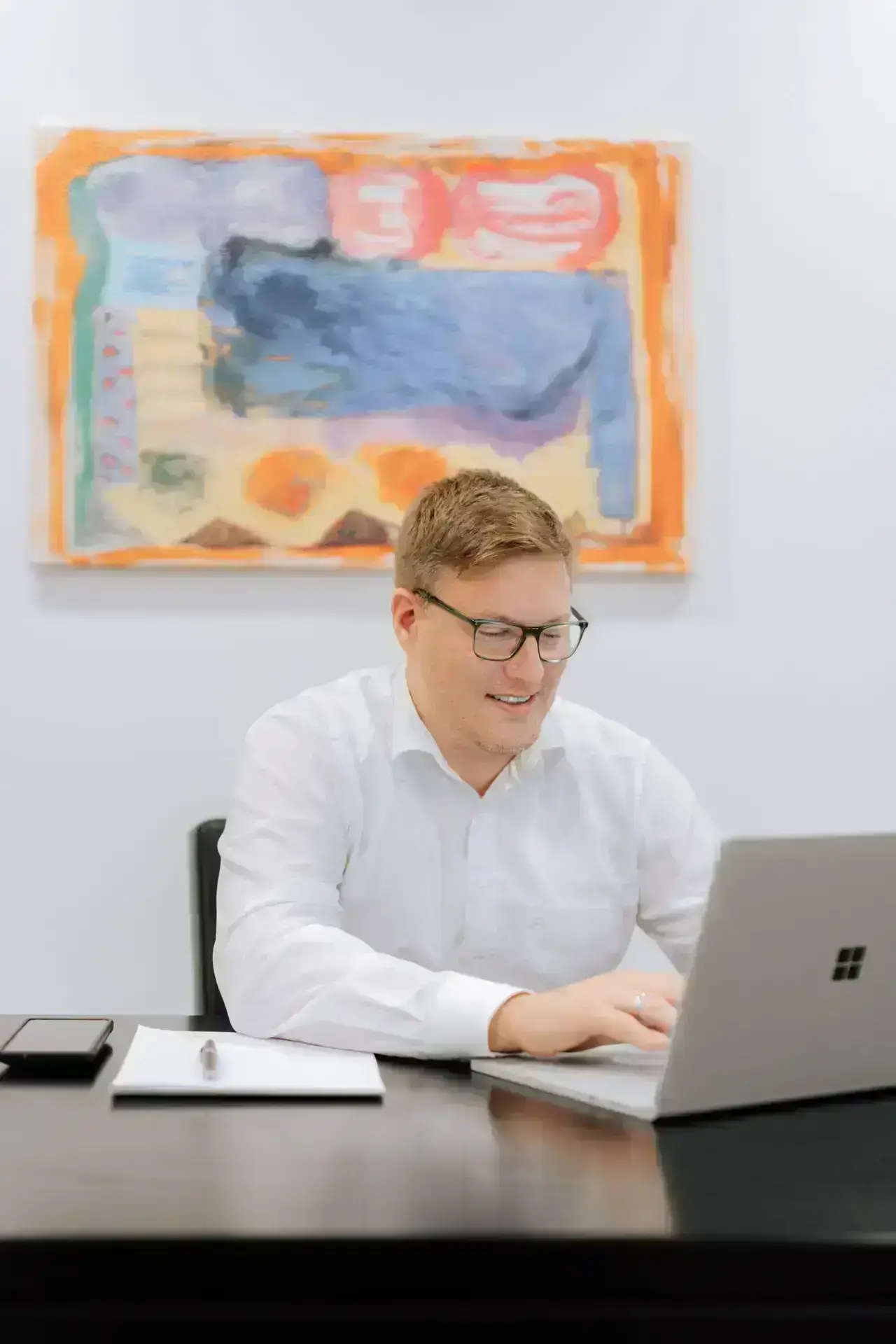 Mann arbeitet am Laptop im B&uuml;ro